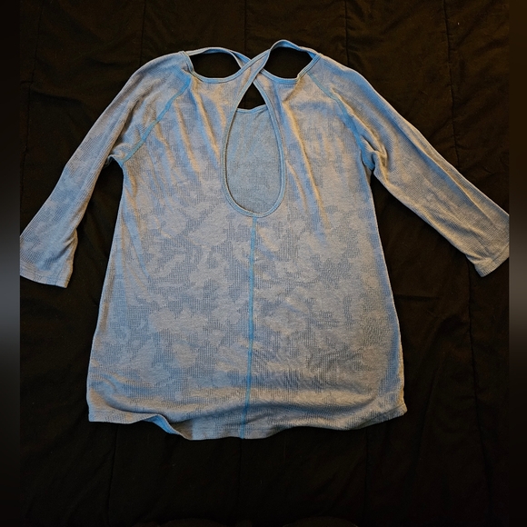 3 Under Armour Tops - Picture 3 of 10